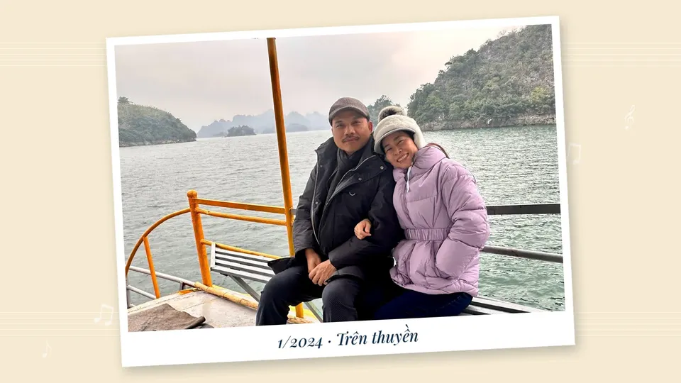 Ảnh một cặp bố mẹ trên thuyền tháng 1/2024 dạng polaroid