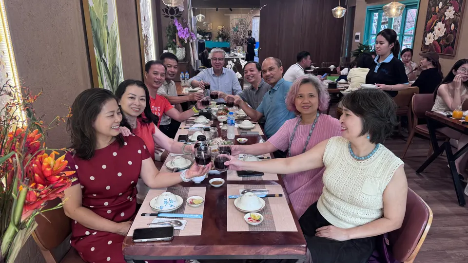 Các bố mẹ cùng nâng ly chúc nhau bên bàn tiệc