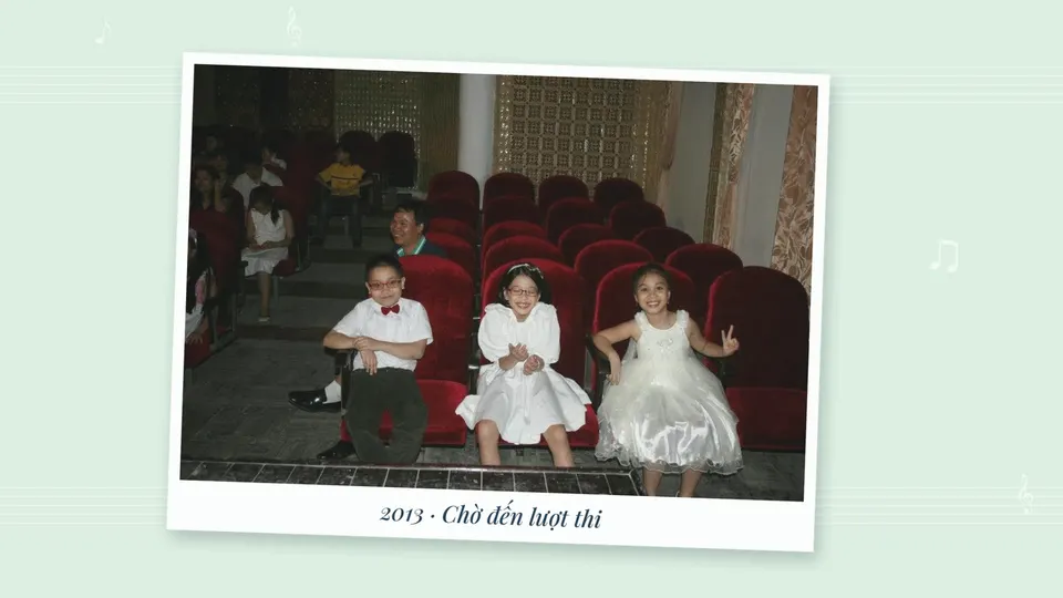 Ảnh các bạn chờ đến lượt thi năm 2013 dạng polaroid trên nền xanh lá